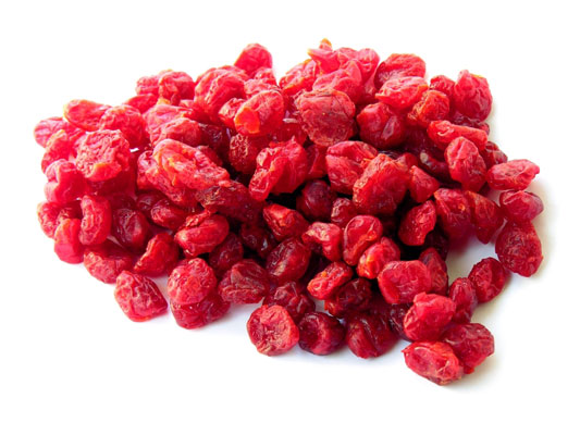 샐러드 컵에 체리와 잣을 넣은 야생 쌀 레시피