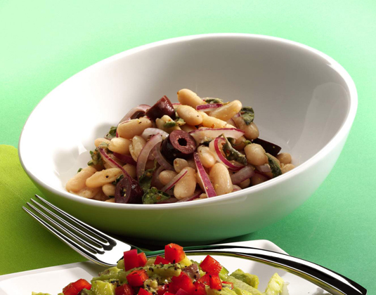 그리스 올리브와 머스타드 와인 비네그레트를 곁들인 화이트 빈 샐러드