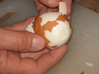 완숙 계란 껍질 벗기기