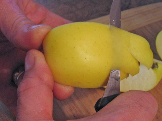 사과 껍질 벗기기 및 껍질 벗기기