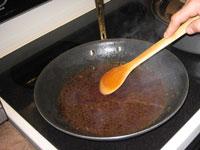 소스를 만들기 위해 팬에 글레이즈를 제거하는 방법