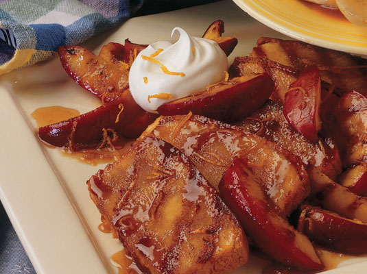 브랜디 소스를 곁들인 구운 파운드 케이크와 과일