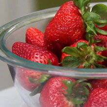 초콜릿으로 덮인 딸기 케토 웨이