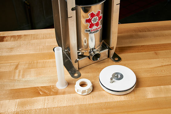 Charcuterie: 소세지 속을 채우고 연결하기