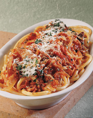 토마토, 양파, 판체타를 곁들인 부카티니