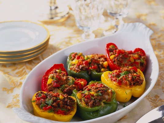 토마토, 마늘, 딜을 곁들인 고기 속을 채운 고추