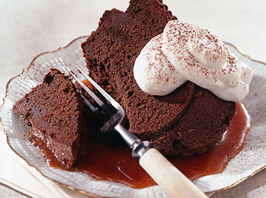 오렌지 생강 카라멜 소스를 곁들인 초콜릿 스파이스 번트 케이크