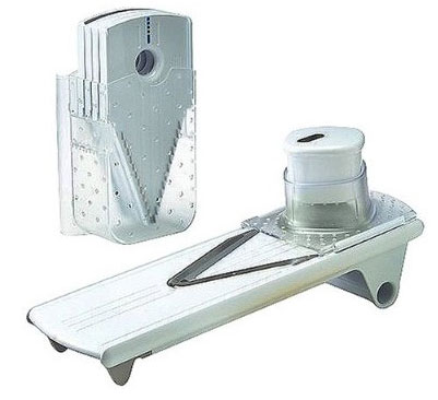 야채를 자르기 위해 만돌린을 사용하는 방법