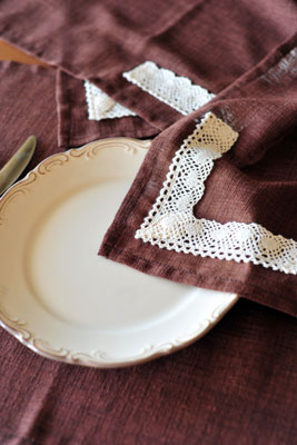 집에서 만든 식탁보로 추수 감사절 테이블을 장식하는 방법