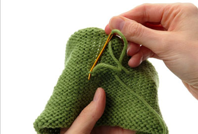 라운드에서 뜨개질을 할 때 원사를 결합하는 방법