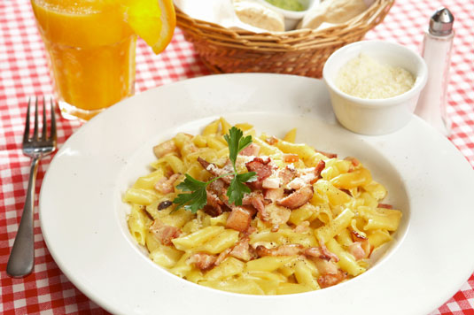 계란과 베이컨을 곁들인 파스타 (Penne alla Carbonara)