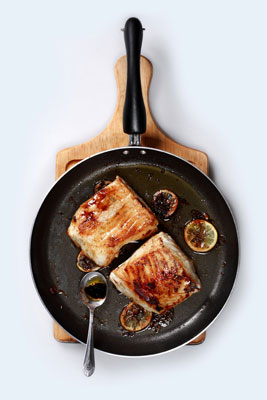 멕시코 해산물 요리법: 칠리 라임 국물을 곁들인 팬에 구운 배스