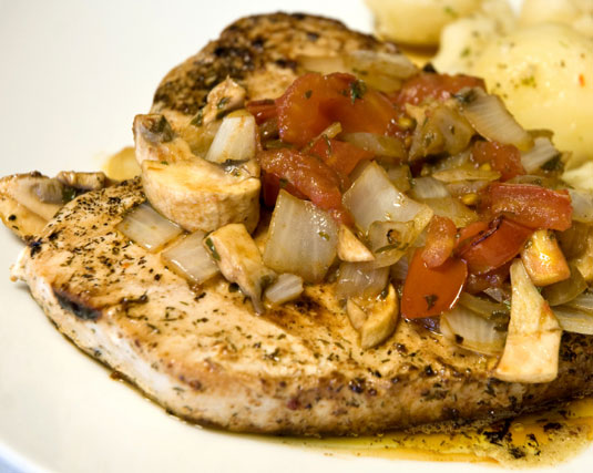 멕시코 해산물 요리법: 신선한 토마토와 허브 살사를 곁들인 황새치 구이