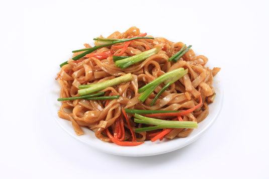 야채를 곁들인 인도네시아 땅콩 국수