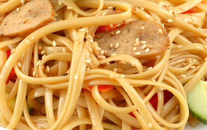 참기름과 야채를 곁들인 냉면