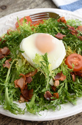 베이컨 비네그레트를 곁들인 곱슬 치커리와 데친 달걀 샐러드(샐러드 Frisée aux Lardons)