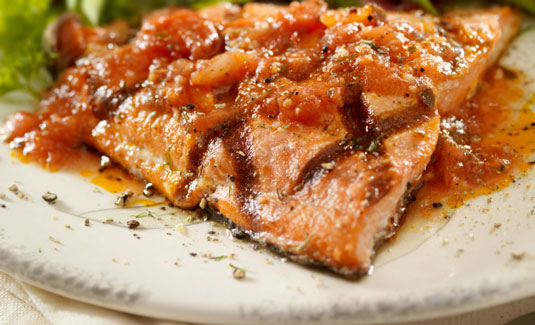 신선한 토마토 소스를 곁들인 연어 (Salmone con Pomodoro Fresco)