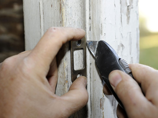 Deadbolt Lock을 위해 장붓 구멍을 자르는 방법