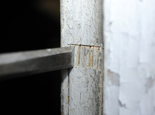 Deadbolt Lock을 위해 장붓 구멍을 자르는 방법