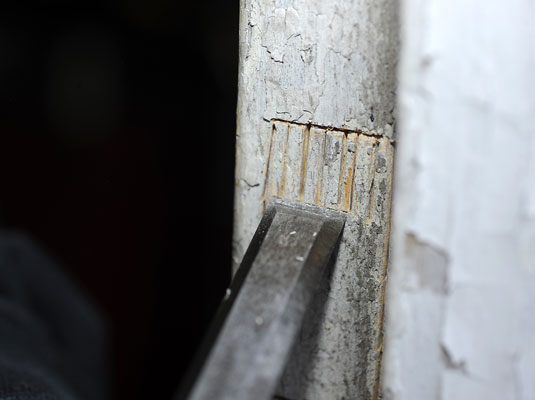 Deadbolt Lock을 위해 장붓 구멍을 자르는 방법