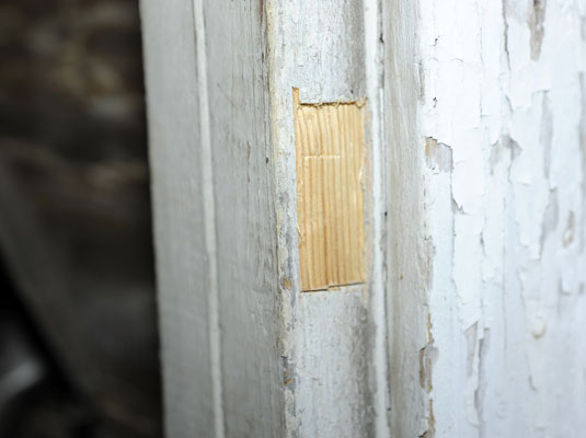 Deadbolt Lock을 위해 장붓 구멍을 자르는 방법