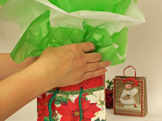 선물 가방에 선물을 포장하는 방법